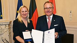 Portrait von Christian Jackisch indem er den Hessischen Verdienstorden überreicht bekommt